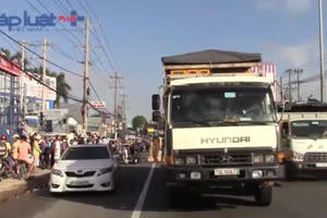 Bình Dương: Xe tải va chạm với xe máy, 2 người thương vong