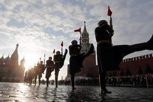 “Biển người” duyệt binh kỉ niệm cuộc Cách mạng tháng Mười Nga huyền thoại