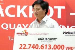 Người đàn ông thứ 4 không đeo mặt nạ, công khai lên nhận hơn 22 tỉ đồng trúng Vietlott