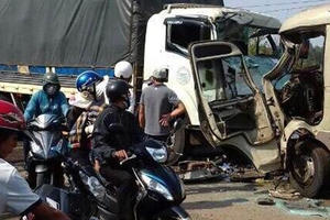 Đắk Nông: Xe khách đâm trực diện vào xe tải, 21 người thương vong