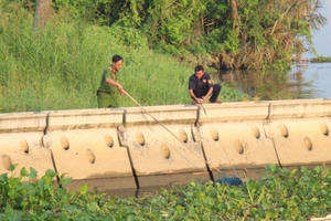 Người phụ nữ “tái mét” mặt mày vì nhìn thấy thi thể trôi gần nhà