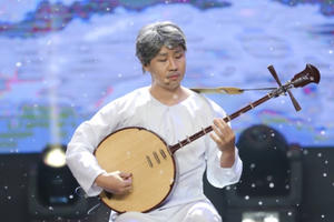 Nguyên Khang vào vai ông Tư chơi đàn nguyệt với "Dạ cổ hoài lang"