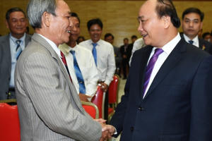 Thủ tướng Nguyễn Xuân Phúc ân cần hỏi thăm kiều bào tại Campuchia