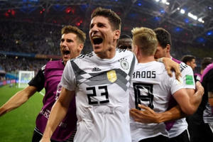 Chùm ảnh: Đá với 10 người, Đức ngược dòng thắng Thụy Điển không tưởng