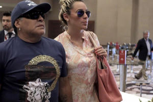 Bị tố nợ tiền bạn gái cũ, Maradona bị bắt ngay ở sân bay