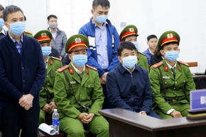 Chủ tọa phiên tòa nói về việc bắt tay bị cáo Nguyễn Đức Chung sau tuyên án!