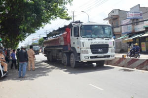 Bị xe bồn kéo lê hàng chục mét, người phụ nữ tử vong