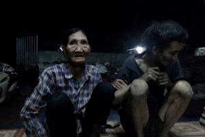 Người mẹ 70 tuổi tần tảo nhặt ve chai nuôi con điên dại