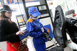 Giá xăng giảm 309 đồng/lít