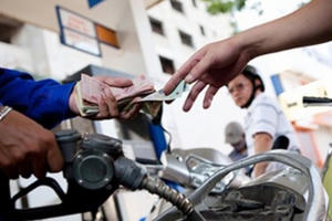 Giá xăng tăng 600 đồng, vượt mốc 16.000 đồng/lít?