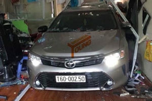Đạp nhầm chân ga, ô tô chui tọt vào cửa hàng cắt tóc