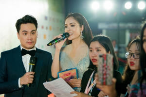 Dương Cẩm Lynh  diện váy dạ hội xuyên thấu trong vai trò MC