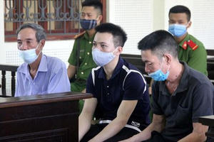 3 cha con, chú cháu vác dao và gậy sắt đi giải quyết mâu thuẫn sau cuộc nhậu 3 cha con, chú cháu vác dao và gậy sắt đi giải quyết mâu thuẫn sau cuộc nhậu