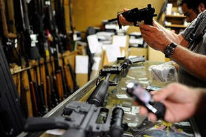 Người dân Mỹ rầm rộ mua súng trước ngày bầu cử