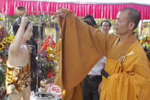 Đại lễ Phật đản: “Tắm Phật” để rửa sạch bụi trần