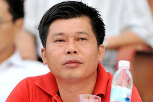 Bầu Hiển liệu có đang "phá bóng đá Việt Nam" như lời bầu Trường?