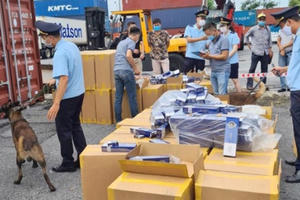 Tổng cục Hải quan phát hiện bắt giữ 13.092 vụ vi phạm về buôn lậu, gian lận thương mại Tổng cục Hải quan phát hiện bắt giữ 13.092 vụ vi phạm về buôn lậu, gian lận thương mại