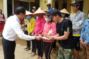 Trung ương Hội Nhà báo Việt Nam phối hợp các nhà hảo tâm trao tặng hàng trăm suất quà và 354 triệu đồng đến bà con vùng lũ