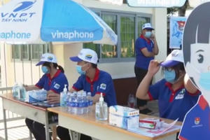 Tây Ninh: Áo xanh tình nguyện ở các kỳ thi chưa từng có trong lịch sử khoa cử