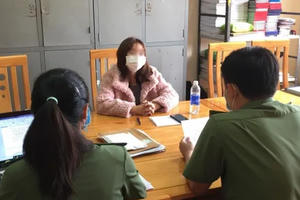 Tung tin về việc sử dụng "nước 7 màu" chữa được Covid-19, người phụ nữ bị xử phạt 7,5 triệu đồng Tung tin về việc sử dụng "nước 7 màu" chữa được Covid-19, người phụ nữ bị xử phạt 7,5 triệu đồng