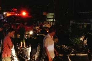 TP HCM: Nhiều căn nhà bốc cháy trong đêm trên đường Nguyễn Duy, quận 8