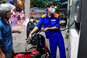 Giá xăng giảm lần thứ 5 liên tiếp: Xuống mức đáy thấp kỷ lục