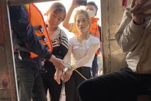 Bắt "nữ quái" neo đậu thuyền ra giữa sông để bán ma tuý