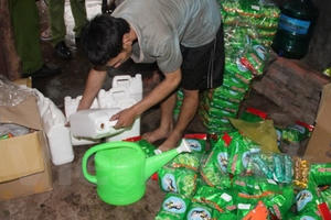 Bắt quả tang doanh nghiệp phun hóa chất tạo mùi lên hàng tấn trà