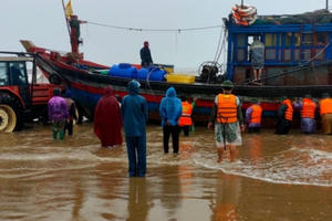 Hà Tĩnh: Giải cứu tàu cá bị sóng đánh trôi dạt vào bờ mắc cạn