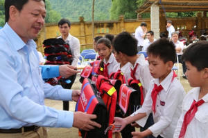 5.000 cặp phao cứu sinh BIDV tiếp tục đồng hành đến trường cùng học sinh vùng sông nước