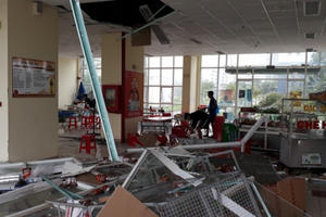 Cận cảnh hiện trường tan hoang của kí túc xá hiện đại nhất Việt Nam sau một cơn mưa