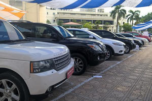 Xe sang cũ hết thời, "ế sưng", bị đẩy ra lề đường