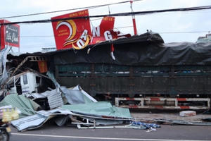 Xe container mất lái tông sập 4 nhà dân ở Bình Phước