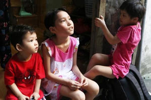 Xót xa cảnh 3 đứa trẻ bị “nhốt” từ sáng đến tối chờ bà, cụ đi làm về