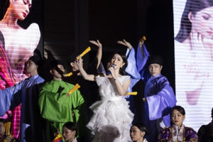 Nguyễn Hồng Nhung đẹp xuất thần trong hình tượng “Nữ hoàng nhạc cổ phong”