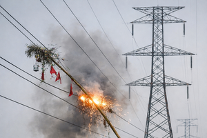 Phong tục dựng cây nêu và những tai họa từ “bẫy điện” vô hình Phong tục dựng cây nêu và những tai họa từ “bẫy điện” vô hình