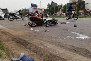 Hà Nội: Ô tô "điên" gây tai nạn liên hoàn, 3 người bị thương