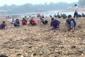 Vụ người dân đổ xô tìm đá quý ở sông Chảy: Tất cả chỉ là tin đồn