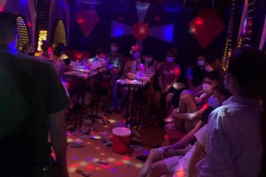 Hà Nội: Bắt quả tang 13 nam thanh, nữ tú tổ chức "tiệc ma túy" giữa mùa dịch