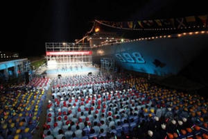 Trung Quốc ngang nhiên đưa tàu đổ bộ và văn công ra đá Chữ Thập