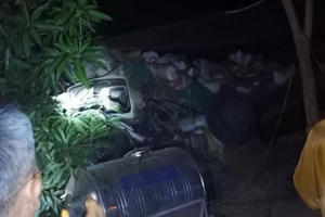 Tìm thấy thi thể 1 người đàn ông trong chiếc xe tải chở hàng chục tấn nông sản bị lật