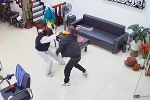 Tạm giữ hình sự người đàn ông truy sát vợ, con trong quán cắt tóc