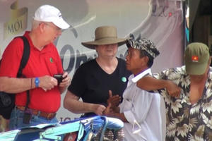 Xác định danh tính lái xe ôm chặt chém, hành hung du khách nước ngoài ở phố Hàng Bông Xác định danh tính lái xe ôm chặt chém, hành hung du khách nước ngoài ở phố Hàng Bông