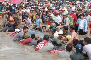 Cá voi dài khoảng 10m tiếp tục dạt vào bãi biển Nghệ An Cá voi dài khoảng 10m tiếp tục dạt vào bãi biển Nghệ An