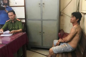 Nhậu say chém người, chém luôn cả công an