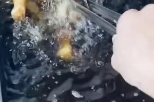 Nhân viên rán gà tiết lộ: Dầu thải 2 tuần không thay, nhớt bẩn kinh hoàng