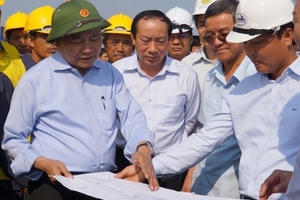 Phó Thủ tướng Nguyễn Xuân Phúc 'thị sát' ga và cầu Ghềnh