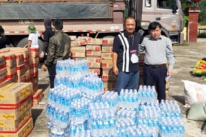 Ấm áp tình người trong cơn “đại hồng thủy” lịch sử Ấm áp tình người trong cơn “đại hồng thủy” lịch sử