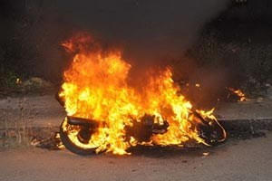 Không tìm thấy bạn gái, tức giận đốt xe máy