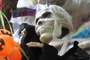 Những chiếc mặt nạ "ma quỷ" dọc phố Hàng Mã